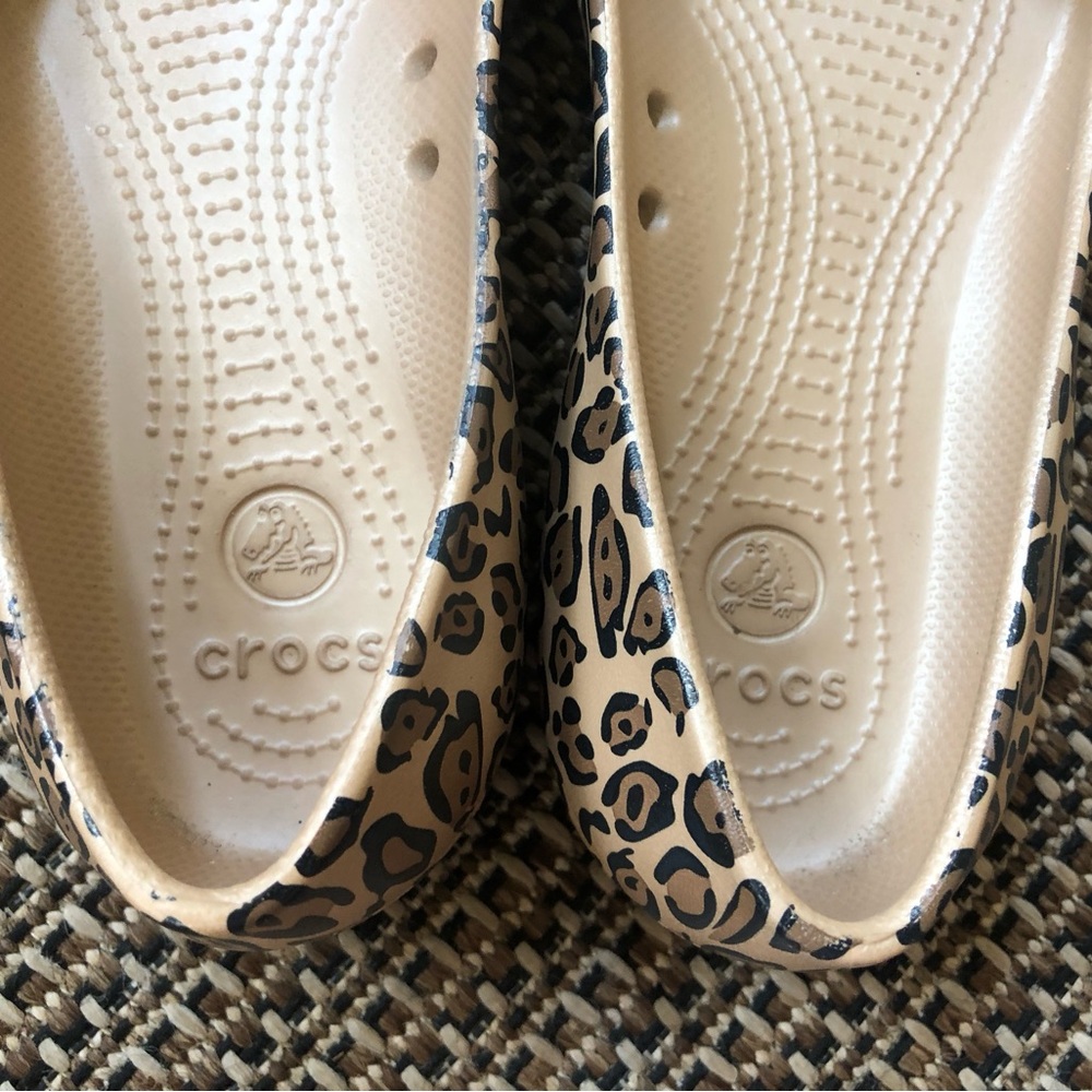 CROCS Leopard/Animal Print Slip-on Ballet Flats Closed Heel Water Friendly - Picture 7 of 10